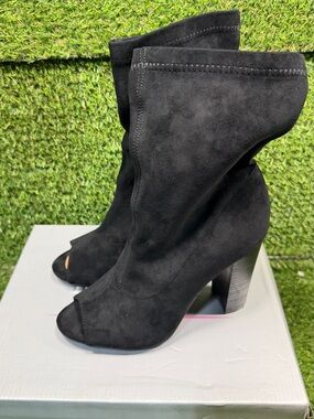 Melly Shoe Land Kerry Black Faux Suede Peep Toe Booties Chunky Heel Size 6.5 W